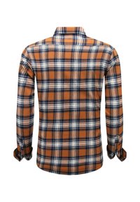 Bruin geruite shirt met lange mouwen, voorzien van oranje, marineblauw en witte ruitpatronen. Standaard kraag met knoopmanchetten.