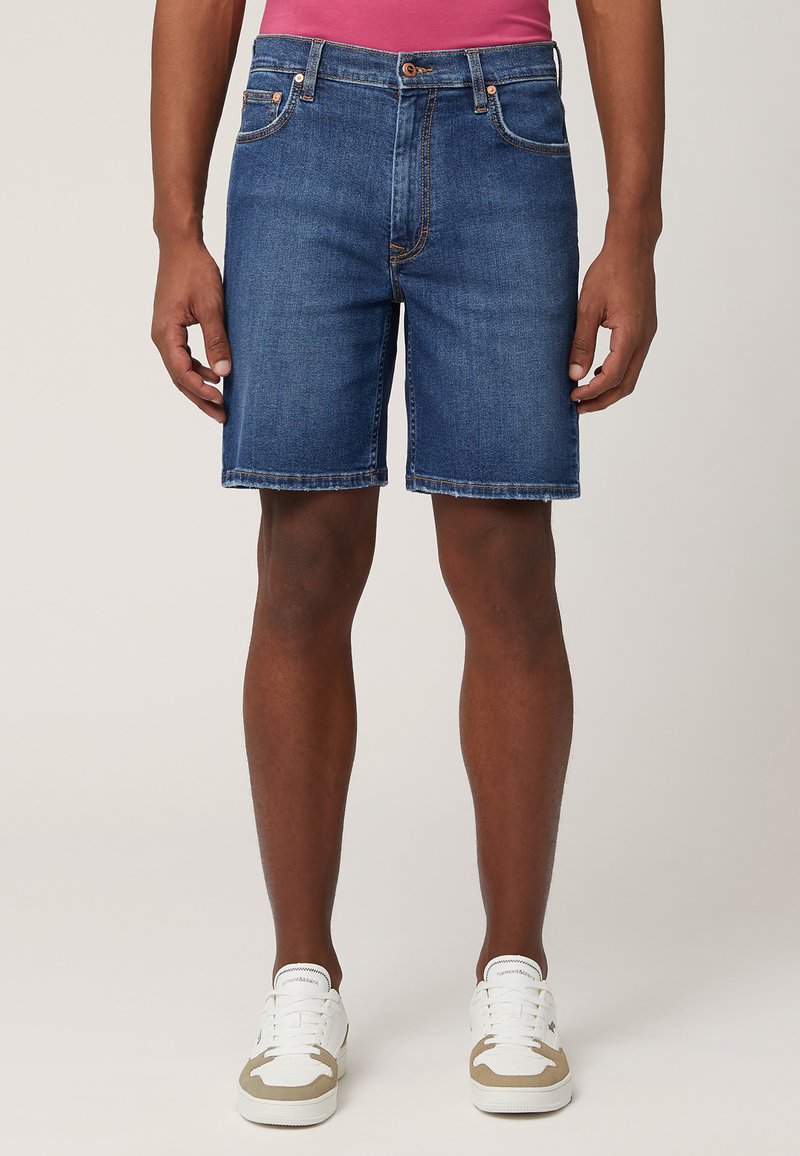 Donkerblauwe denim shorts met een klassiek ontwerp, voorzien van een knoopsluiting, vijf zakken en contrasterende oranje stiksels.