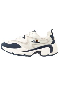 Sneaker atletico bianco e blu navy con tomaia in pelle testurizzata, suola imbottita, logo prominente e chiusura con lacci.