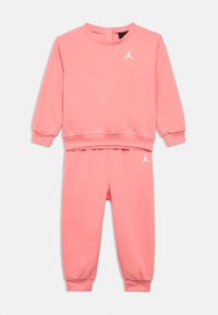 Σετ ροζ φούτερ και παντελόνι φόρμας από βαμβάκι. Λαιμόκοψη crew, μακριά μανίκια, ελαστικά μανσέτες, με λευκό λογότυπο στο στήθος και στο παντελόνι.