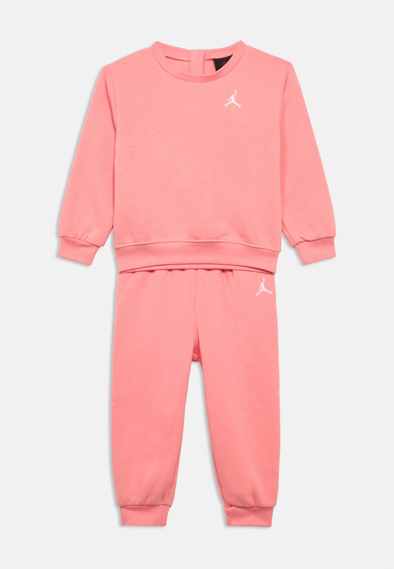 Σετ ροζ φούτερ και παντελόνι φόρμας από βαμβάκι. Λαιμόκοψη crew, μακριά μανίκια, ελαστικά μανσέτες, με λευκό λογότυπο στο στήθος και στο παντελόνι.