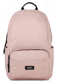 Różowy plecak z tkaniny o gładkiej strukturze, z przednią kieszenią na zamek, czarnymi akcentami oraz górnym uchwytem do noszenia. Oznaczony napisem "LARKSON HAMBURG."