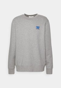 Grå sweatshirt med långa ärmar, rundad hals och blå logotyp på bröstet. Tillverkad av mjukt bomullsmaterial, med ribbade manschetter och nederkant.