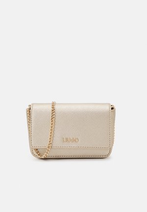 Kleine metalen gouden crossbodytas met een gestructureerde afwerking, gouden kettingriem en LIU·JO-logo op het voorflapje.