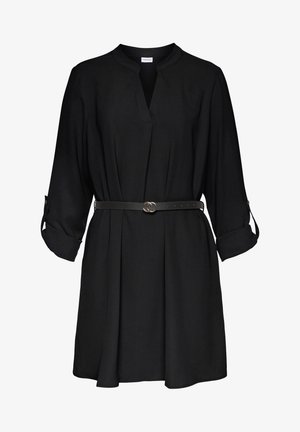 Zwarte jurk met lange mouwen met opgerolde manchetten, V-hals, getailleerde taille met een dunne zwarte riem met dubbele gouden ringgesp.