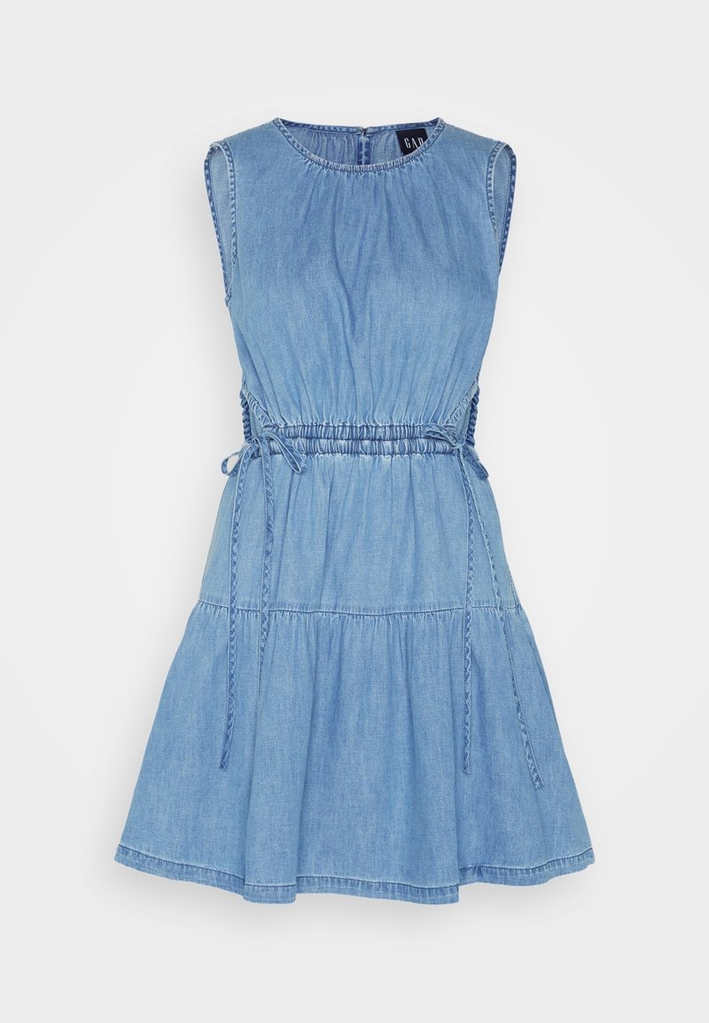 Robe en denim bleu clair sans manches avec taille élastique et liens latéraux, encolure ronde et jupe évasée.