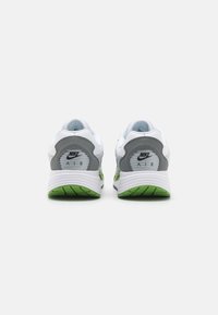 Nike Sportswear AIR MAX SOLO - Sneakers low - white/black/chlorophyll/smoke grey