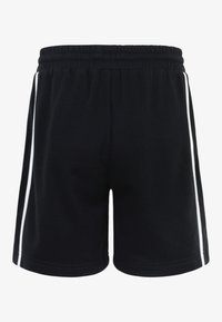 Sorte atletiske shorts med elastisk midjebånd, med hvite side-striper og en glatt tekstur, midt på låret.
