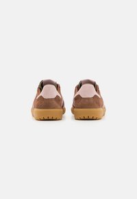adidas Originals BRMD - Tenisice - preloved brown/sandy pink/gum