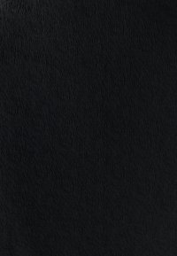 Melnas teksturētas audums ar smalku viļņotu rakstu, maigs pieskārienam un viegli krokains izskats, ideāli piemērots dažādām pielietojuma jomām.