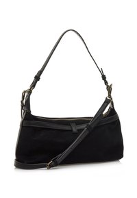 Bolso de ante negro con forma curva, acentos de cuero, correa de hombro ajustable y detalle de cremallera dorada. Superficie texturizada, diseño minimalista.