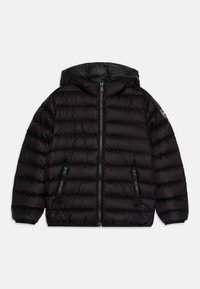 Zwarte pufferjas met een capuchon, met een horizontaal quilted ontwerp, een rits aan de voorkant en twee ritszakken aan de zijkant.