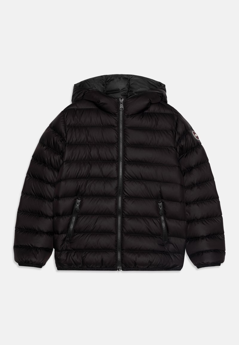 Zwarte pufferjas met een capuchon, met een horizontaal quilted ontwerp, een rits aan de voorkant en twee ritszakken aan de zijkant.
