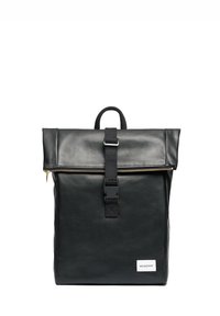 Schwarzer Rolltop-Rucksack aus glattem Material, ausgestattet mit einem Frontreißverschluss, verstellbarem Schulterriemen mit Schnalle und einem Tragegriff aus Stoff.