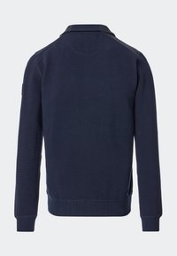 Navyblaues Sweatshirt mit gerippter Textur, einem Polokragen und Kunstlederakzenten an den Schultern; verfügt über einen geraden Saum und lange Ärmel.