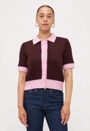 Kortermet cardigan i brun og rosa, laget av teksturert ull, med kragehals, fem rosa knapper og kontrasterende kantdetaljer.