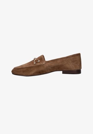 Bruine suède loafer met een gouden metalen paardbit-detail, platte hak en instapontwerp.