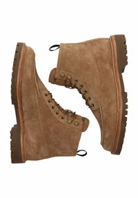 Botas de tobillo de ante marrón con un acabado texturizado, cordones en la parte delantera, ojetes metálicos y suelas de goma marrón de contraste. Incluye una lengüeta.