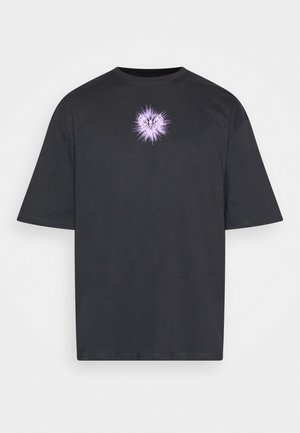 Czarny T-shirt z krótkim rękawem i małą, świecącą fioletową stylizowaną grafiką serca na środku klatki piersiowej.