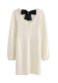 Biała sukienka z długim rękawem, z teksturowanej tkaniny, o głębokim dekolcie w serek i czarną kokardą na plecach. Luźny fason z marszczonymi mankietami.