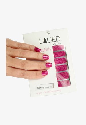Rosa Glitzer-Nagellack, der auf Fingern präsentiert wird und sowohl glänzende als auch funkelnde Oberflächen aufweist, neben einem Verpackungsetikett mit der Aufschrift "Sparkling Rose - 16."