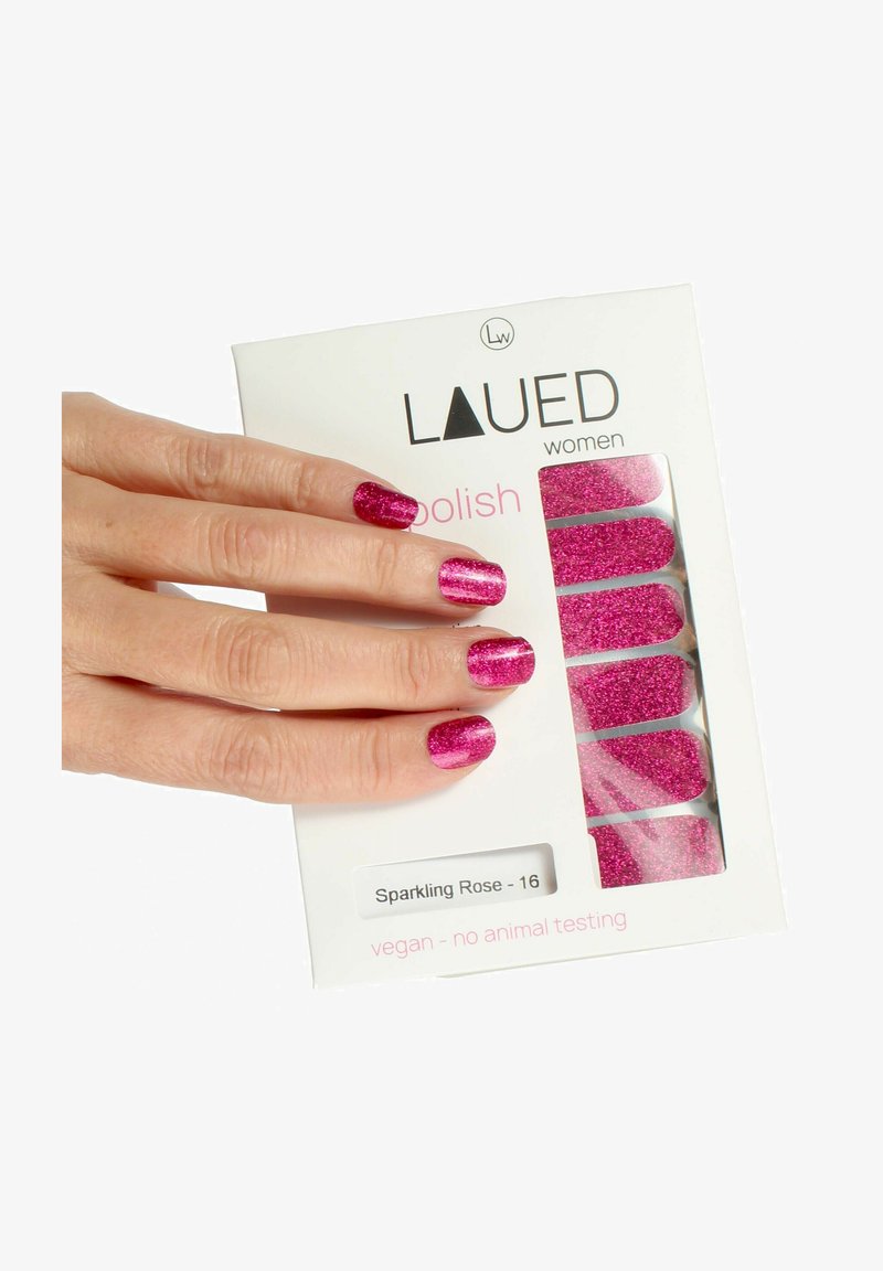 Rosa glitternagellack som visas på fingrar, med både blanka och glittrande ytor, tillsammans med en förpackningsetikett som visar "Sparkling Rose - 16."
