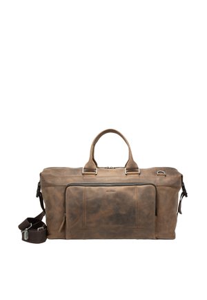 Braune Lederreisetasche mit zwei Griffen, einer vorderen Reißverschlusstasche und einem verstellbaren Schultergurt auf weißem Hintergrund.