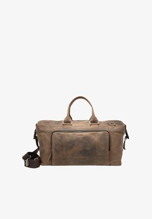 Braune Lederreisetasche mit zwei Griffen, einer vorderen Reißverschlusstasche und einem verstellbaren Schultergurt auf weißem Hintergrund.