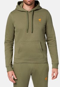 Oliwkowa bluza z kapturem z mieszanki bawełny z regulowanym sznurkiem, przednia kieszeń typu kangur, ściągacze na rękawach i małe pomarańczowe logo na klatce piersiowej.