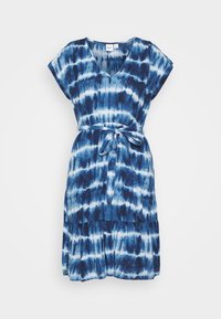 Blaue Batik-Kleid mit kurzen Ärmeln, einem V-Ausschnitt und einem Taillenband. Verfügt über einen gestuften Rock mit unterschiedlichen Blautönen und weißen Mustern.