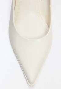 Weißer Pumps mit spitz zulaufender Zehenpartie aus glattem Leder, mit niedrigem Schnitt und minimalistischem Design sowie einer strukturierten Innensohle für Komfort.