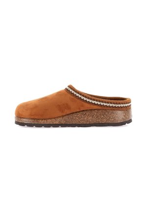Zoccoli in suede marrone senza lacci con una suola intermedia in sughero testurizzato e una rifinitura decorativa intrecciata lungo il bordo superiore. Suola piatta in gomma.