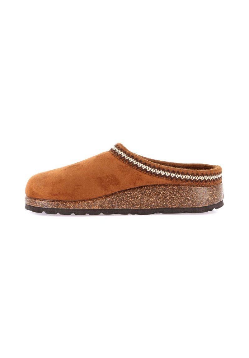 Zoccoli in suede marrone senza lacci con una suola intermedia in sughero testurizzato e una rifinitura decorativa intrecciata lungo il bordo superiore. Suola piatta in gomma.