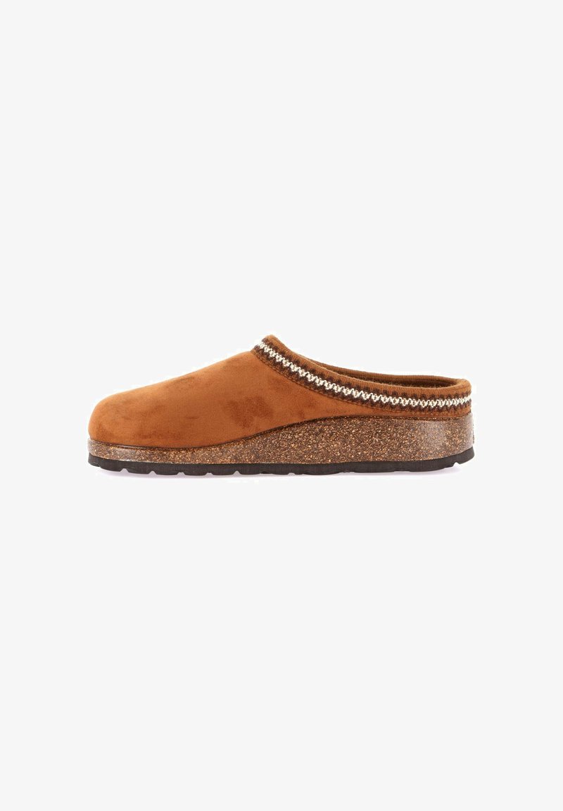 Zoccoli in suede marrone senza lacci con una suola intermedia in sughero testurizzato e una rifinitura decorativa intrecciata lungo il bordo superiore. Suola piatta in gomma.