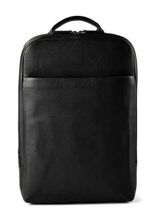 Zwarte leren rugzak met een getextureerd oppervlak, bovenhandvat, voorvak met rits en een minimalistische rechthoekige vorm.