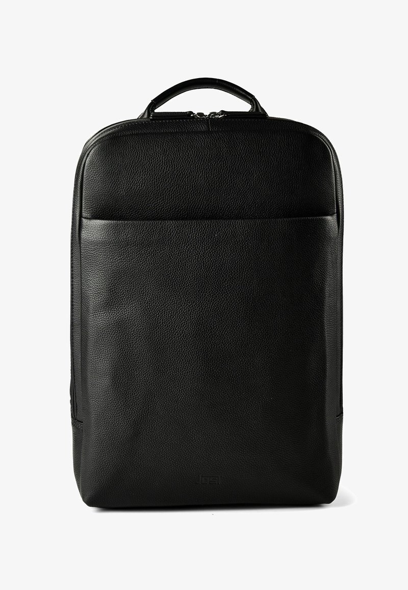 Schwarzer Lederrucksack mit strukturierter Oberfläche, oberem Tragegriff, vorderer Reißverschlusstasche und minimalistischem rechteckigen Design.