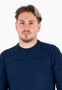 Granatowy sweter o fakturze z geometrycznym wzorem, okrągłym dekoltem i ściągaczami. Miękki materiał dzianinowy o dopasowanym kroju.