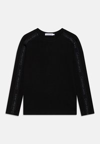 Mustat pitkähihaiset t-paidat, jotka on valmistettu puuvillasta. Paidassa on Calvin Klein Jeans -brändäys hartiasaumojen varrella ja pyöreä pääntie.