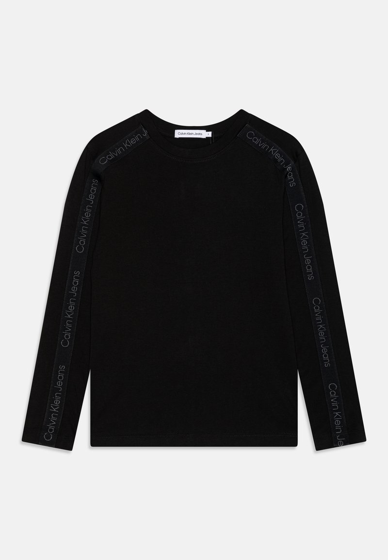 Mustat pitkähihaiset t-paidat, jotka on valmistettu puuvillasta. Paidassa on Calvin Klein Jeans -brändäys hartiasaumojen varrella ja pyöreä pääntie.