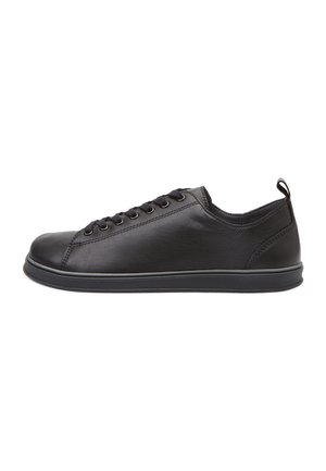 Sneaker basso in pelle nera con chiusura con lacci e linguetta nel tallone, mostrato dal lato interno su sfondo bianco.