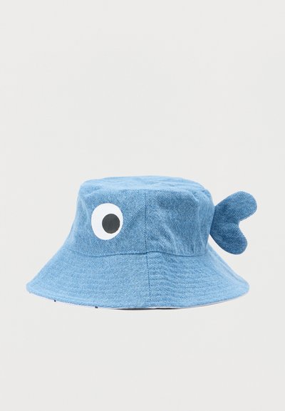 Μπλε καπέλο κάδου από τζιν ύφασμα, με ένα μεγάλο λευκό μάτι και μια ουρά σε σχήμα ψαριού στο πλάι. Υφή με φαρδύ γείσο.