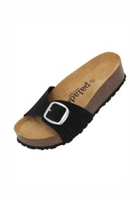 Zwarte suede slipper met een brede band en een zilveren gesp. Kurken middenzool en een gestructureerde zwarte rubberen buitenzool.