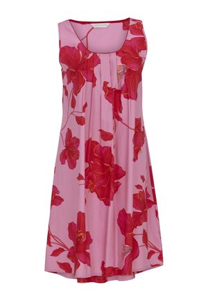 Robe rose sans manches avec un grand imprimé floral rouge, encolure carrée, plis à l'avant et ourlet arrivant au genou.