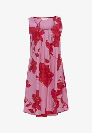 Robe rose sans manches avec un grand imprimé floral rouge, encolure carrée, plis à l'avant et ourlet arrivant au genou.