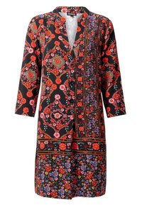 Šaty s květinovým vzorem v černé barvě, s červenými, růžovými a modrými květinami. Dlouhé rukávy, otevřený přední díl se zapínáním na knoflíky, délka ke kolenům.