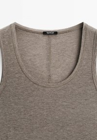 Brązowy top na ramiączkach o miękkiej fakturze i szerokim dekolcie w kształcie łódki. Posiada przeszywane krawędzie oraz metkę z logo "Massimo Dutti".