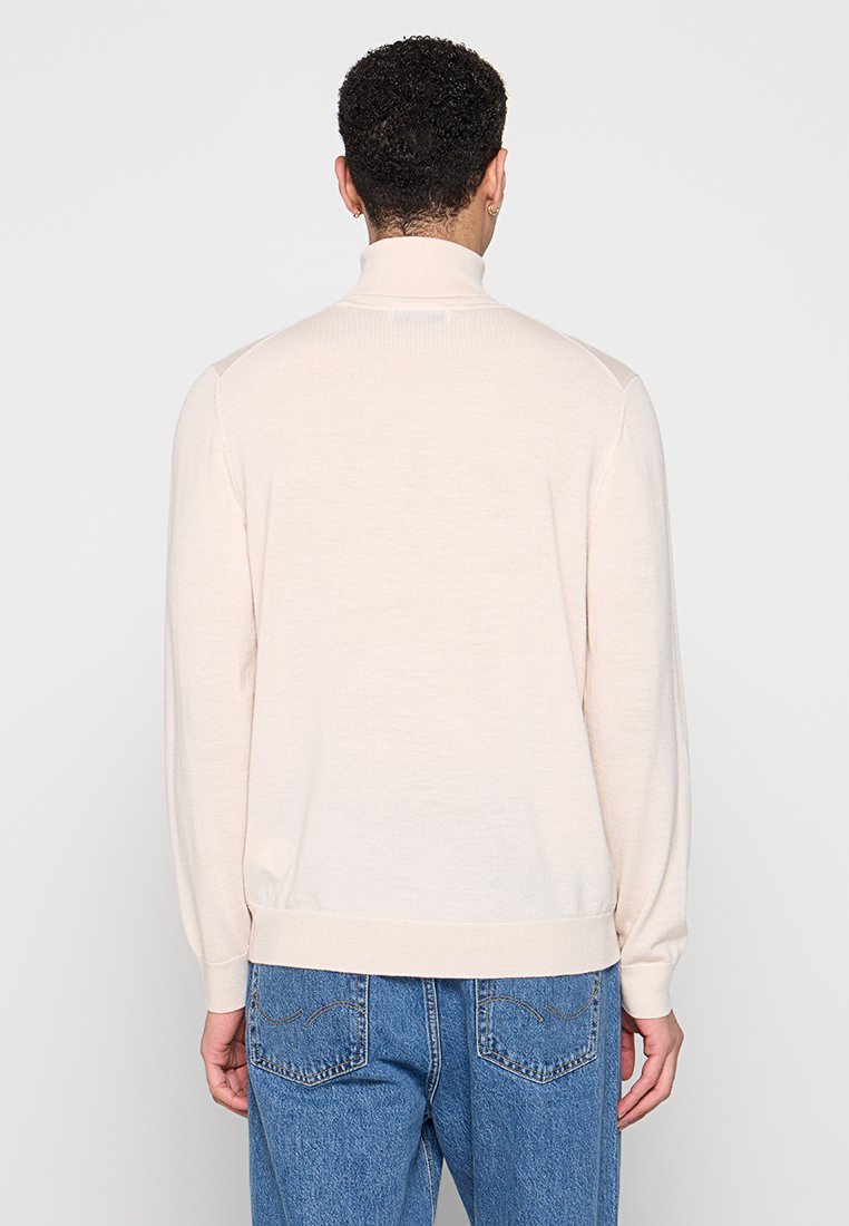 Jasnoróżowy sweter z dzianiny z wysokim kołnierzem, prążkowanymi mankietami i dołem. Miękka tekstura, dopasowany krój i minimalistyczny design bez wzorów.