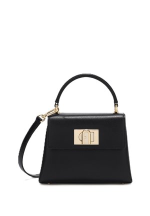 Bolso de mano de cuero negro con asa superior, correa de hombro desmontable y cierre rectangular dorado en la tapa frontal.