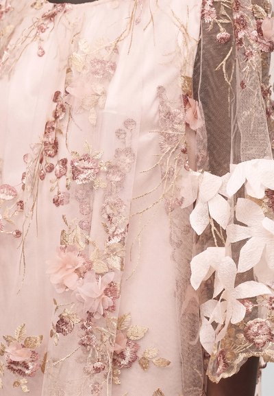 Λεπτό ροζ τούλι με χρυσαφένια και ροζ κεντημένα λουλουδένια σχέδια και στρωμένες 3D εφαρμογές λουλουδιών σε διαφανές στρώμα.