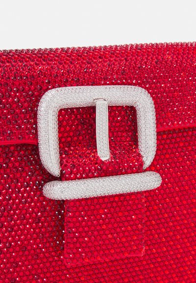 Pochette rouge ornée de grandes strass rouges, avec une boucle rectangulaire argentée et une bandoulière texturée assortie.